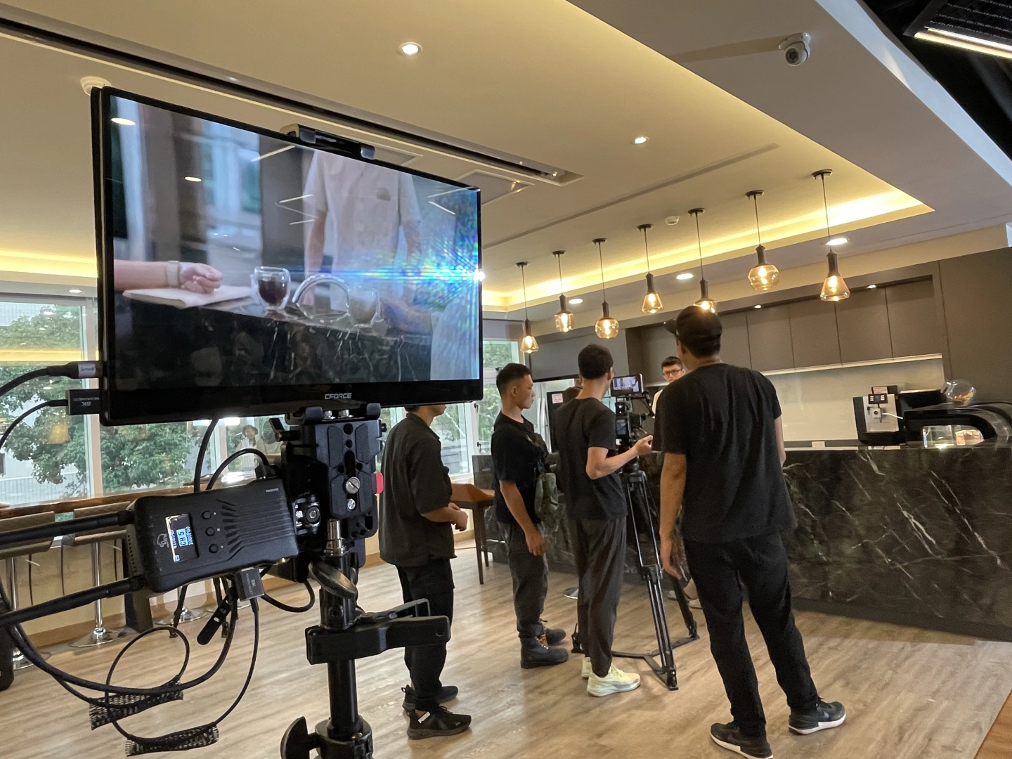 品牌形象影片中，在照顧員工這一塊，可以用氛圍輕鬆的公共區域，也很適合成為尾牙影片的聚焦片段